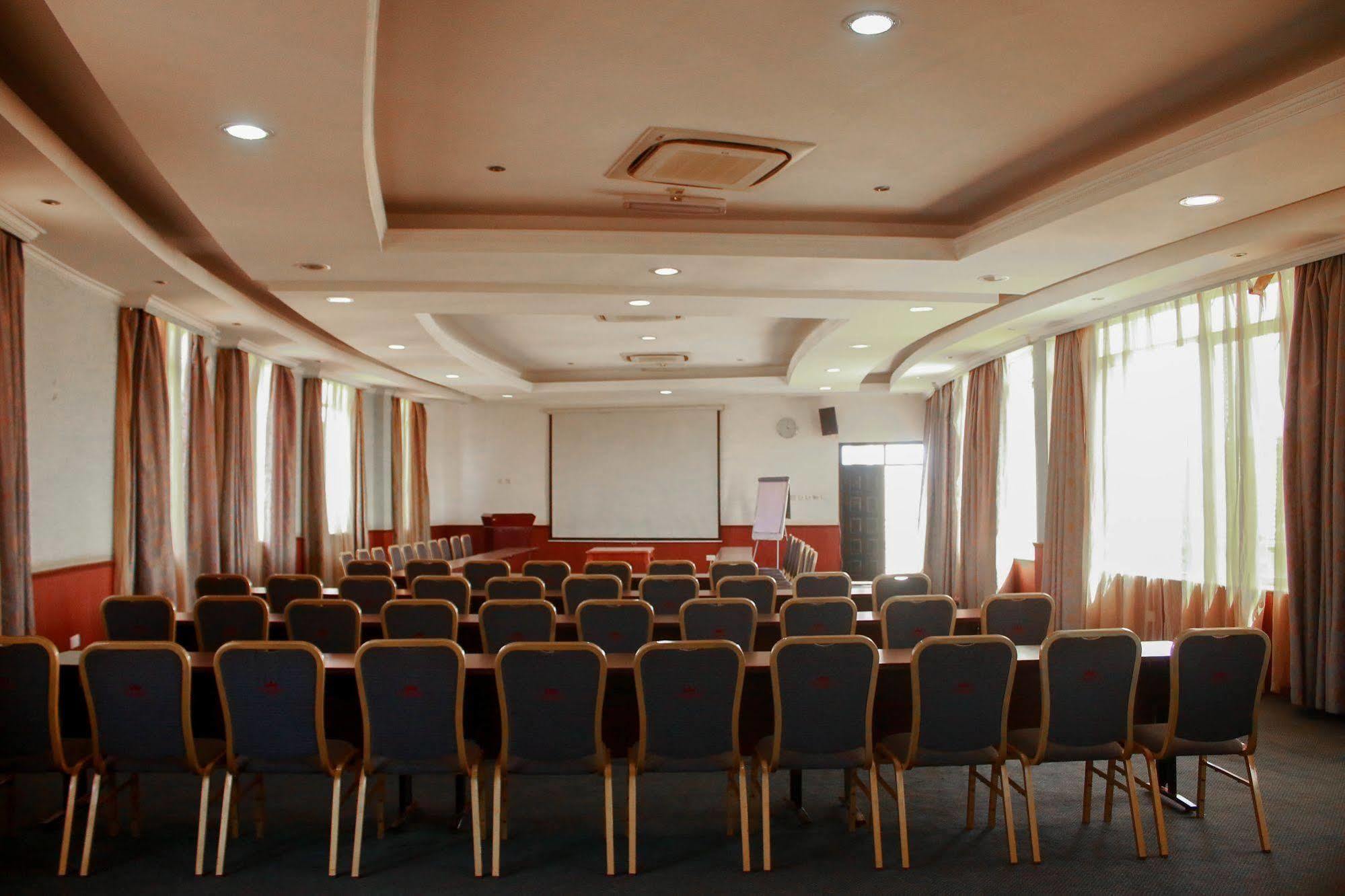 City Royal Resort Hotel Kyambogo  Εξωτερικό φωτογραφία